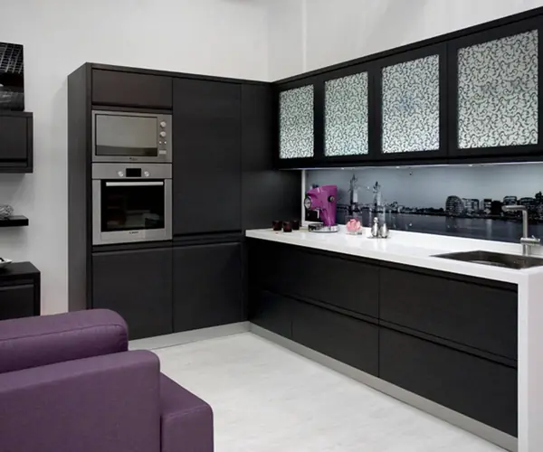 Кухня Пиано с интегрированной ручкой в фасад. Материал шпонированный МДФ