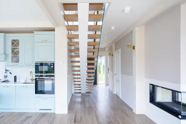 Парящая лестница на монокосоуре из массива дуба со стеклянным ограждением