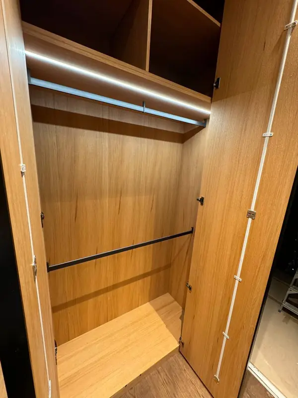 Гардеробная с зеркальными дверями