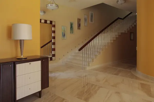 Вилла г-на К. Интерьер холла и гостинной.