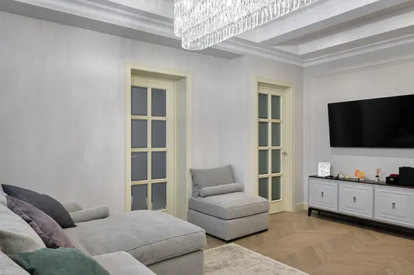 Много стекла в белом интерьере