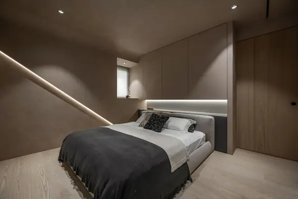 Современная спальня с гардеробной: декоративная штукатурка с эффектом арт-бетон