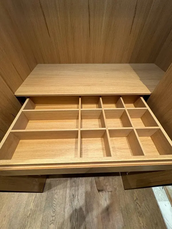 Гардеробная с зеркальными дверями