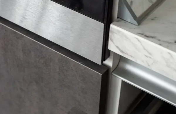 Кухня с мраморными акцентами