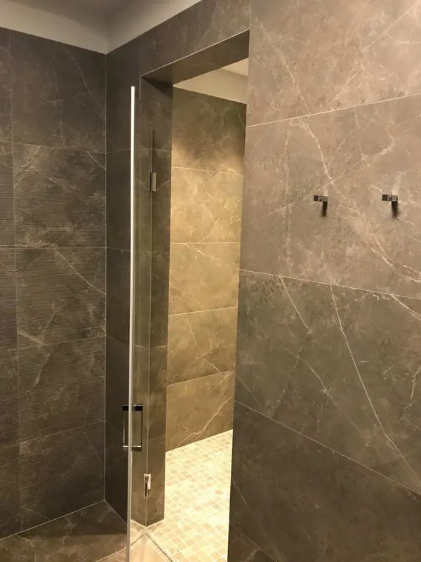 Стеклянная дверь в душевую