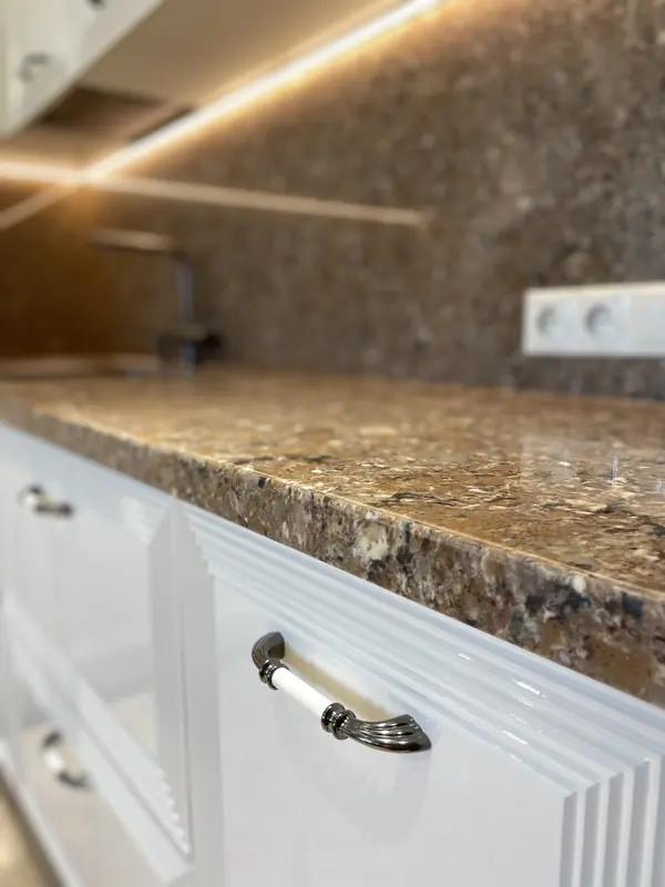 Элегантный кухонный гарнитур RIO в нежном цвете Зефир