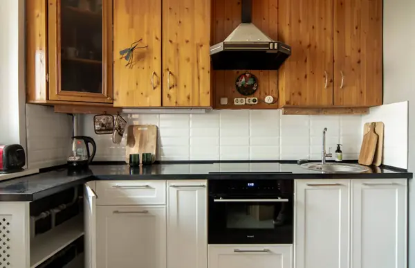 Кухня с витриной в белом цвете