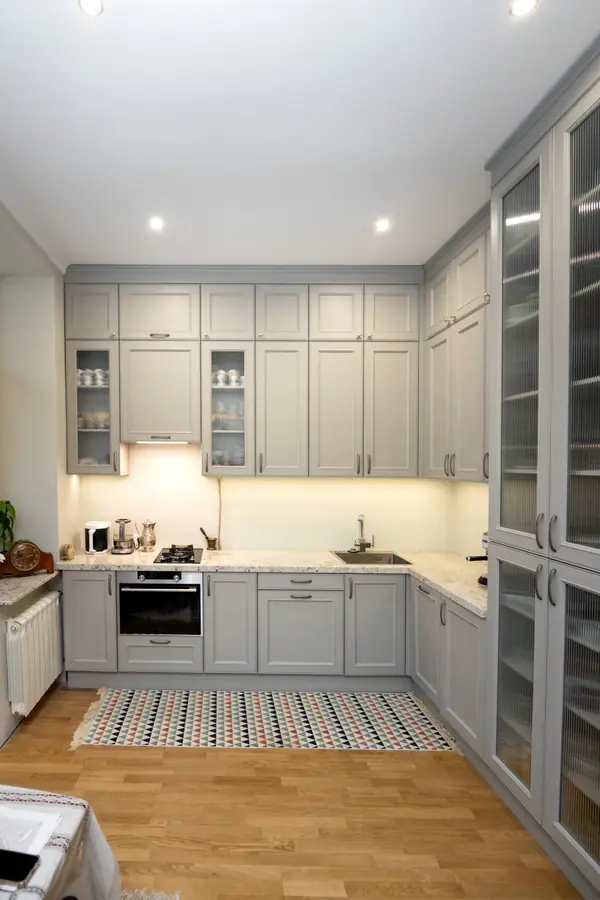 Светло-серая кухня в классическом стиле