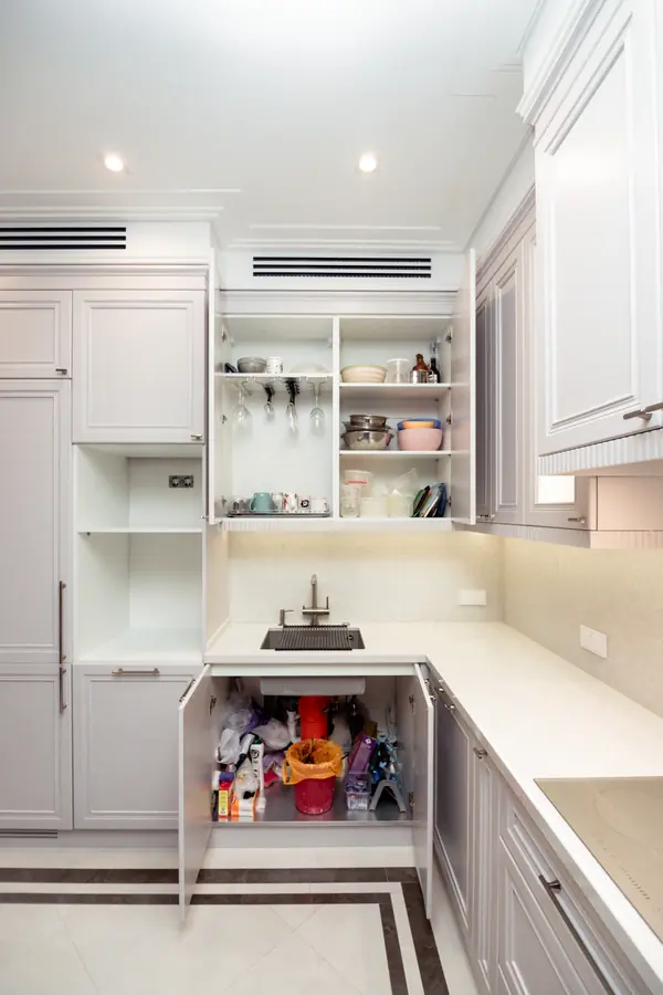 Нежно-серая кухня в неоклассическом стиле