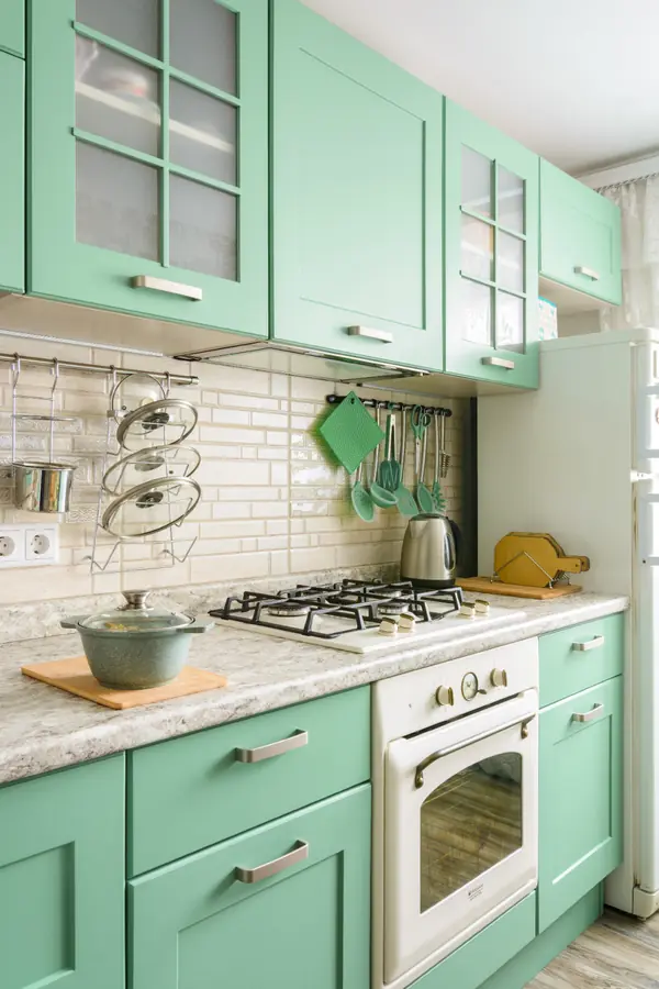 Зелёная кухня в неоклассическом стиле в Заречном