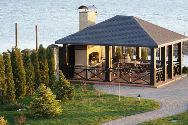 Интерьер загородного дома и ландшафт