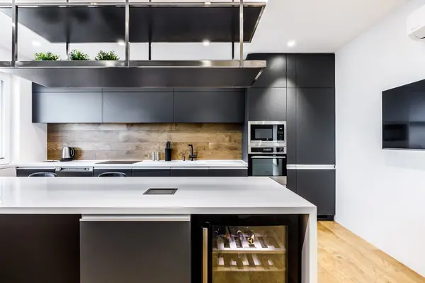 Над городом - интерьер в стиле экоминимализм для холостяка