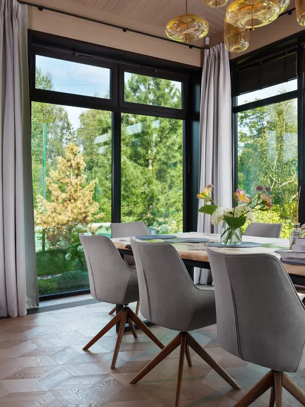 Остекление загородного дома в современном стиле