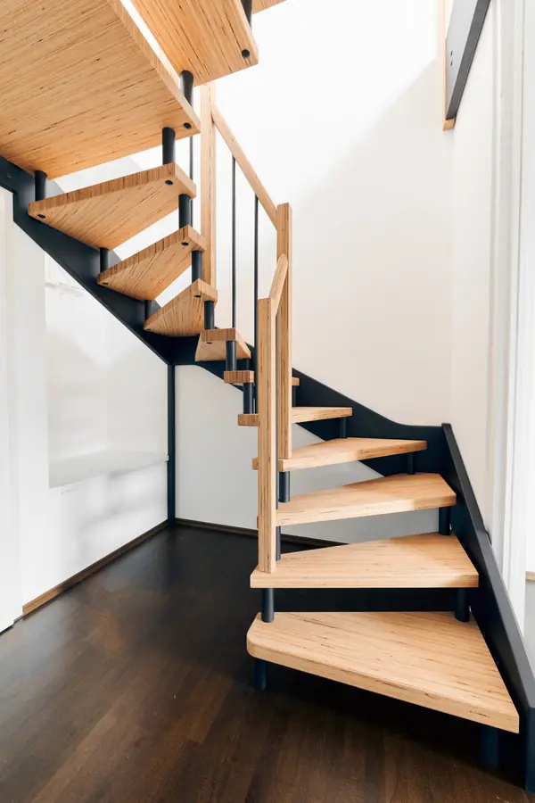 Лестница в квартире (BauBuche и элементы с эффектом необработанной стали)