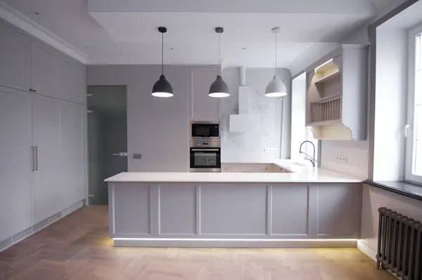 П-образная кухня с барной стойкой в сером цвете