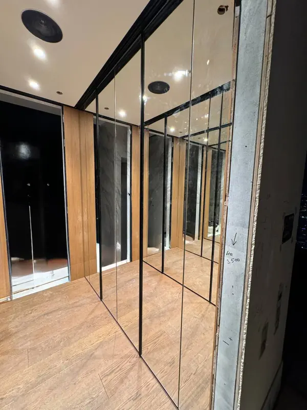 Гардеробная с зеркальными дверями