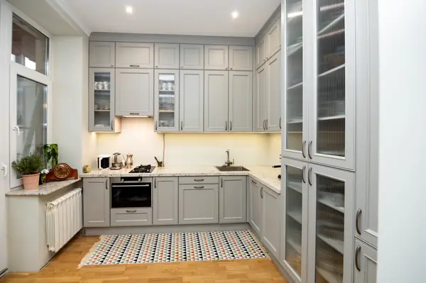 Светло-серая кухня в классическом стиле