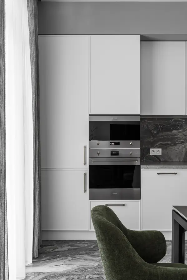 на стороне монохрома