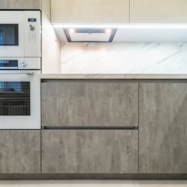 Серая угловая кухня с экстраматовыми фасадами