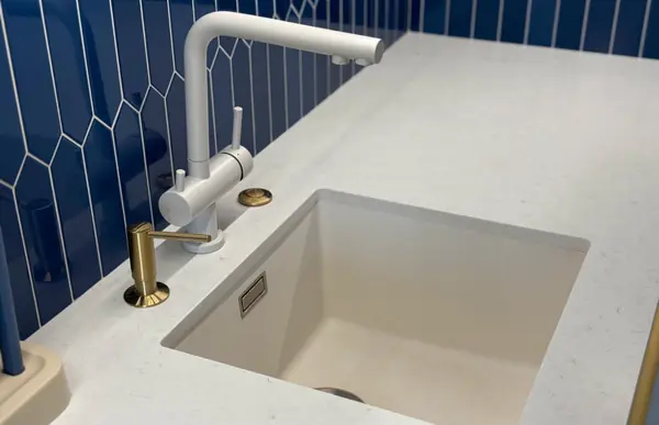 Кухня Петра в кремово-белом цвете с древесными элементами