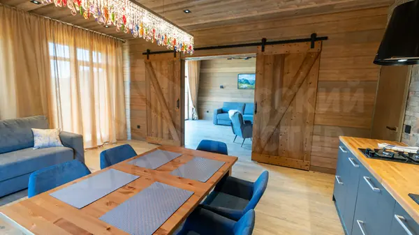 Дом в стиле шале на берегу Правдинского озера