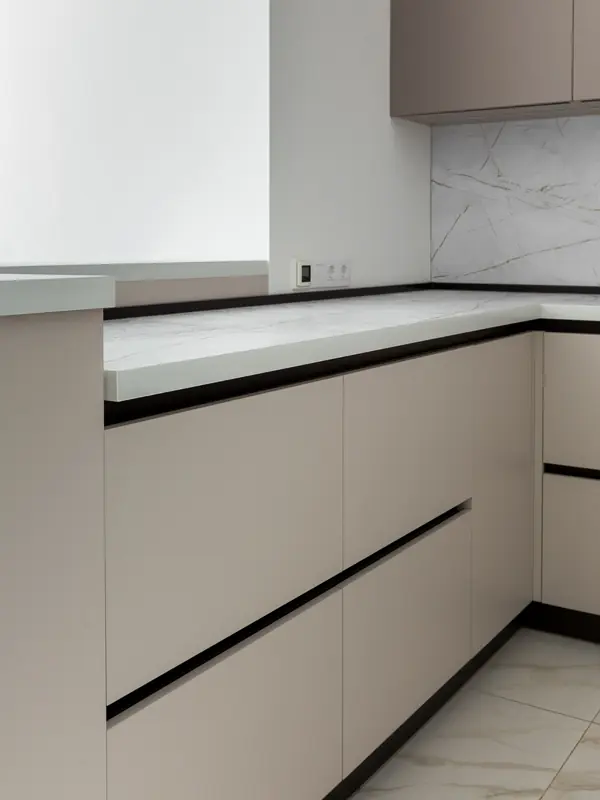 Угловая кухня-гостиная с барной в ЖК Матч Поинт