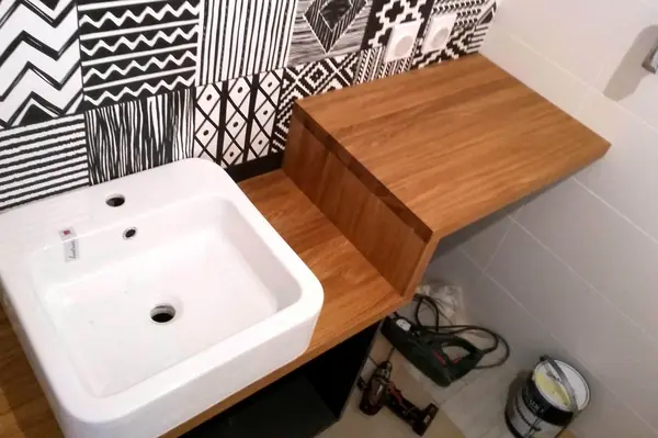 Столешница с ножками для ванной комнаты переходящая в другой уровень.