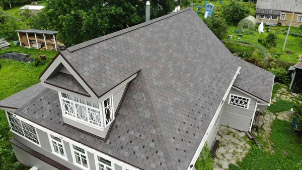 Классический дачный домик с резными наличниками