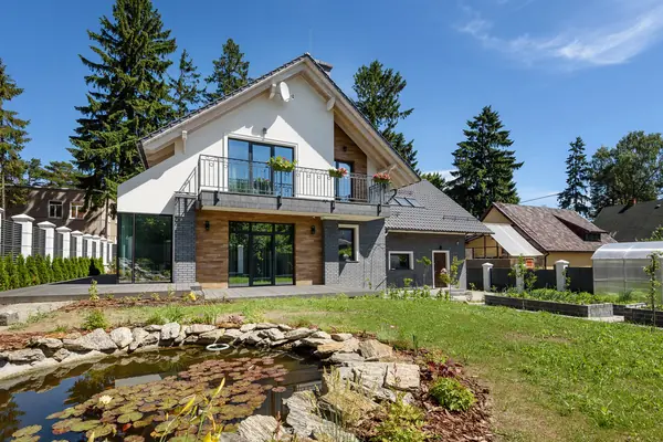 Дом под соснами