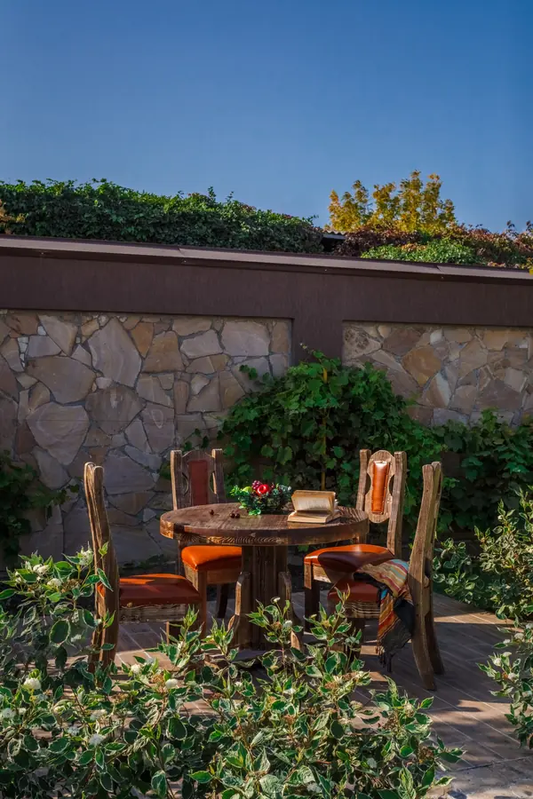 Отель "МАСК". Беседка на территории.