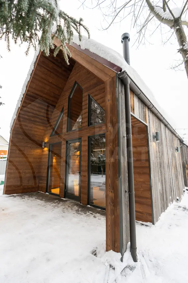 Современная баня в стиле барнхаус с отделкой из амбарной доски и доски Шале
