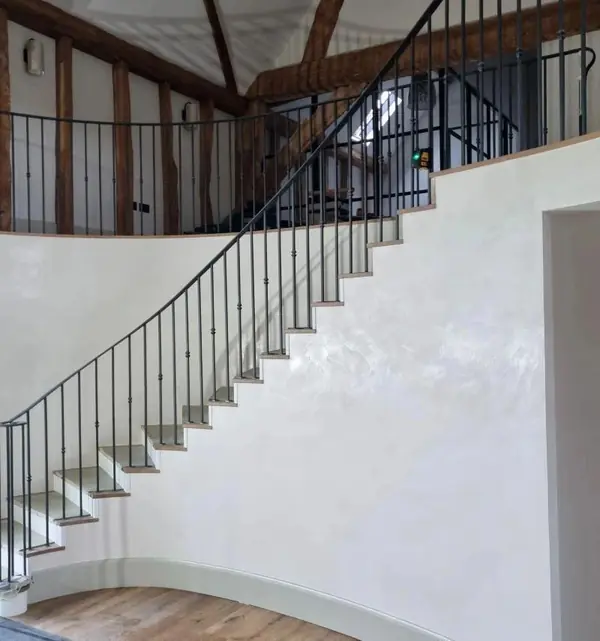 Отделка лестницы венецианской штукатуркой с эффектом Марморино