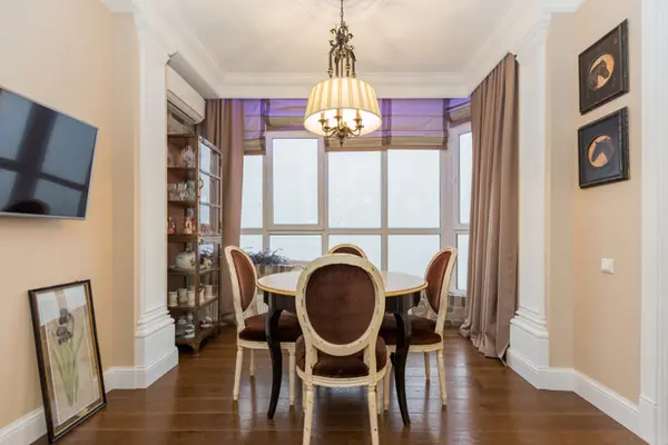 Кухня соединенная с гостиной зеркальным порталом. Реализованный проект