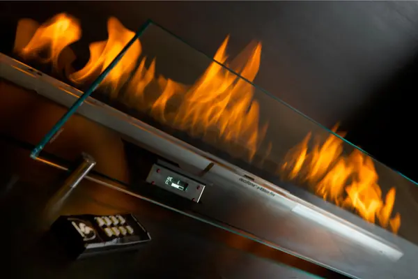 Гостиная с автоматическим биокамином встроенным под телевизором