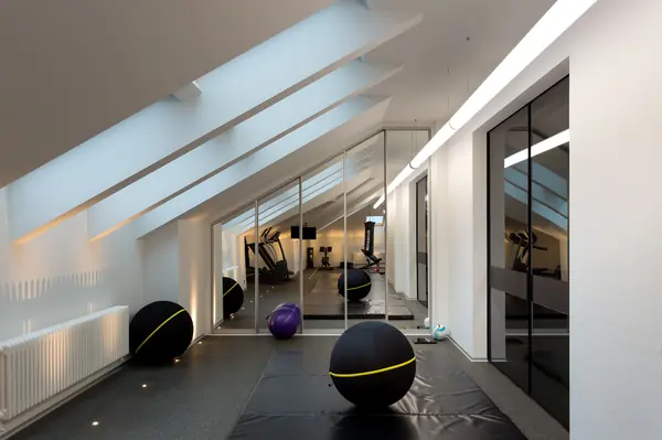 Спортивный зал - Загородный дом в посёлке Montevil - интерьеры