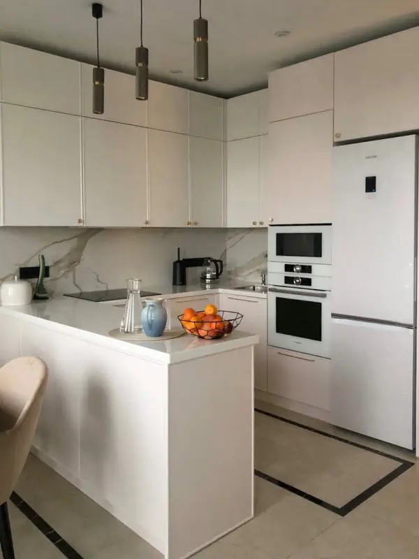 Нежная кухня в пудровых оттенках