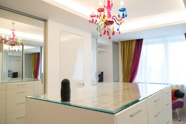 Гардеробная raumplus с комодом-островом