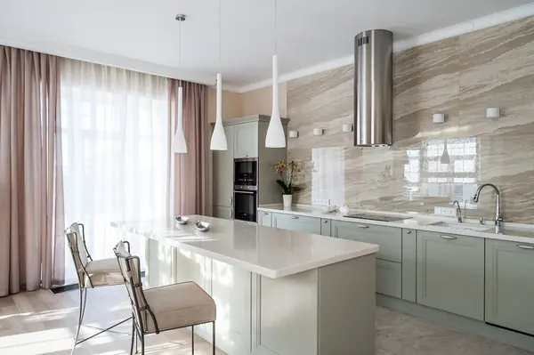 Загородный дом с розовой столовой