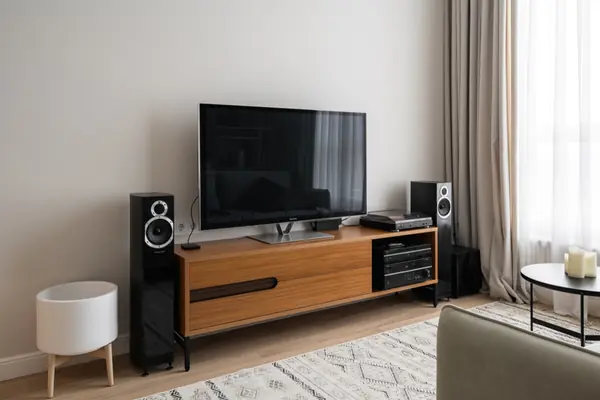 Московская квартира с двумя санузлами и белой кухней