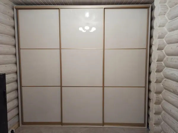 Трехдверный встроенный шкаф-купе в частном доме