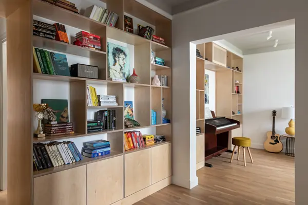 Квартира с библиотекой и коллекцией искусства