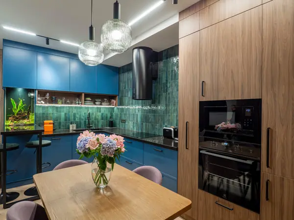 Кухня в современном стиле со встроенным аквариумом