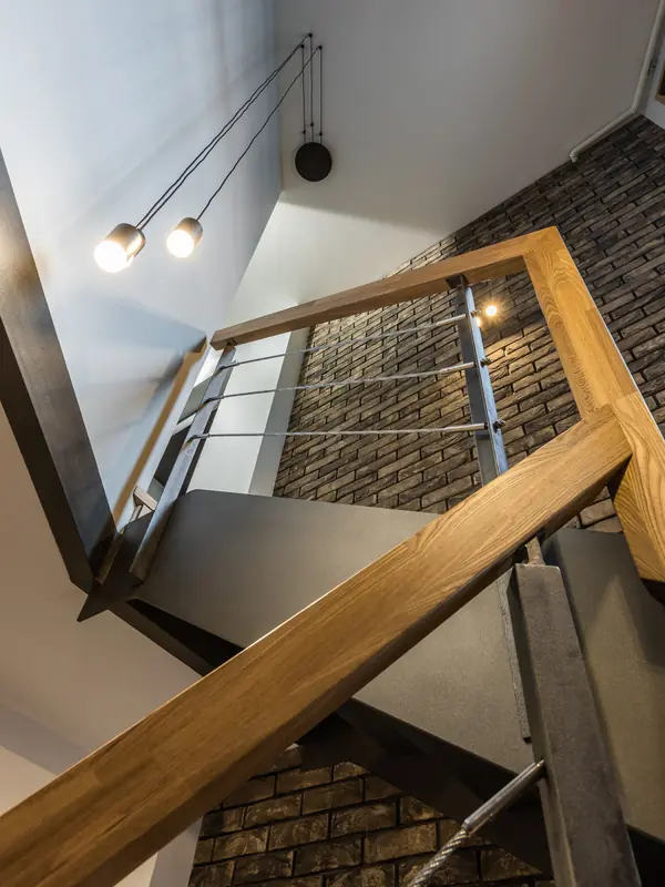 светильник в пространстве лестницы