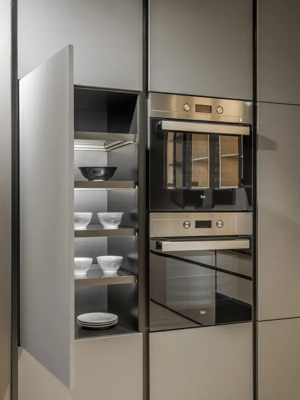 Кухня в ручкой Gola