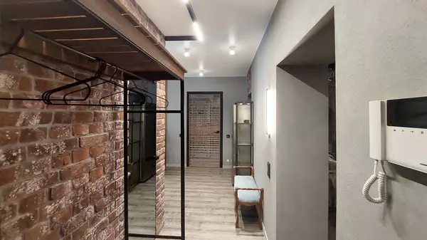 Лофт в квартире фотографа: кухня и холл, 103 кв. м.