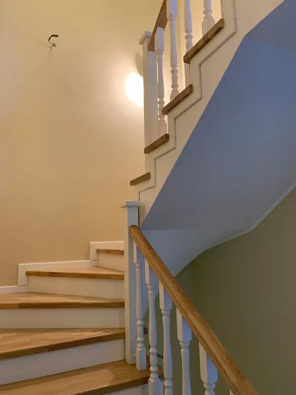 Обшивка бетонной лестницы дубом в таунхаусе ЖК Каскад Парк