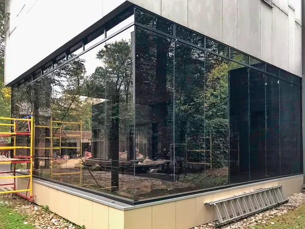 Безрамное остекление веранды и стеклянное ограждение на крыше.