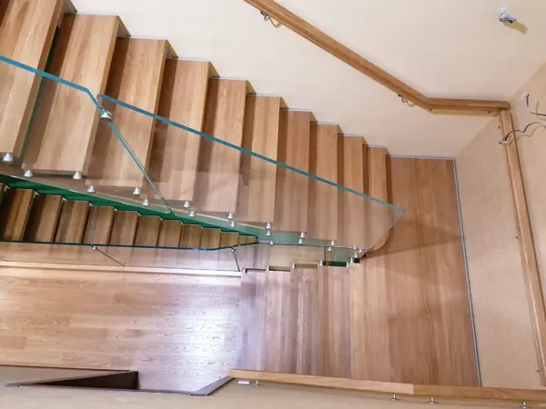 Открытая современная лестница