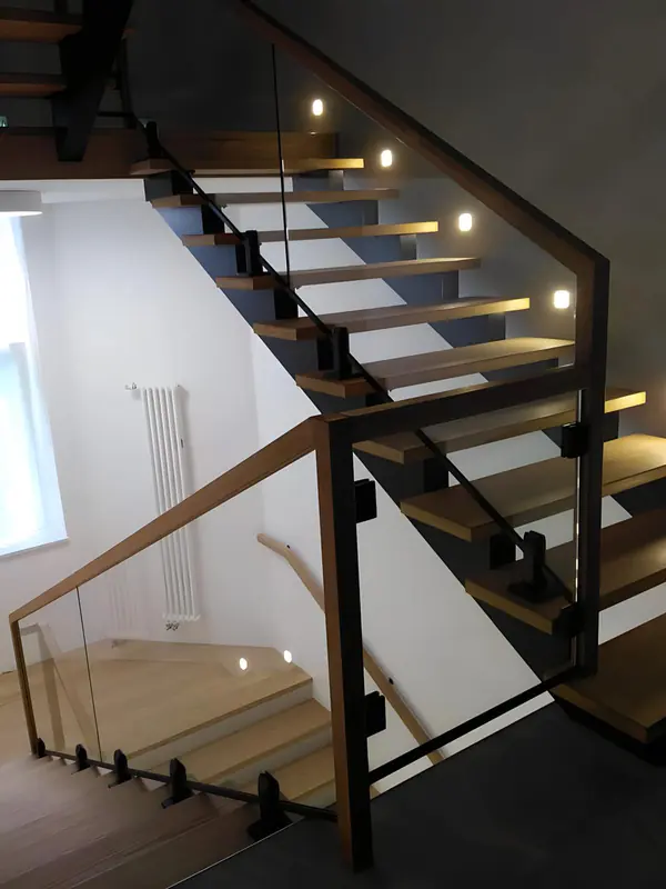 Стеклянное ограждение лестницы на косоурах (Ивантеевка)