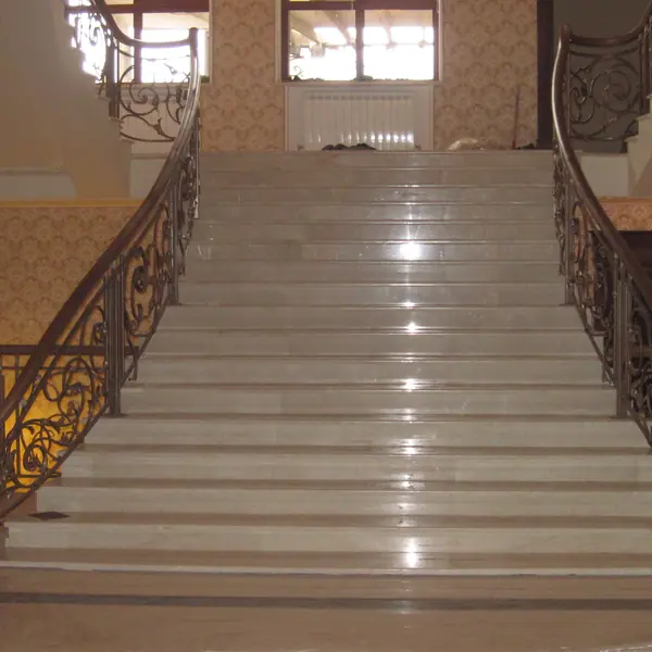 Деревянный гнутый поручень на кованые ограждения лестниц.